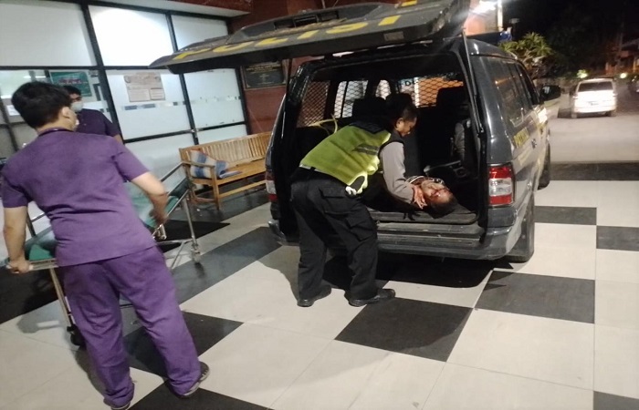 Polisi mengevakuasi Suardana yang menjadi korban tabrak lari di Jalan Raya Singaraja-Denpasar KM 4,9 di wilayah Lingkungan Lumbanan, Kelurahan Sukasada, Kecamatan Sukasada.