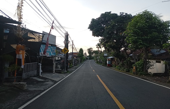 Situasi Jalan Raya Singaraja-Denpasar KM 4,9 di wilayah Lingkungan Lumbanan, Kelurahan Sukasada, Kecamatan Sukasada, Kabupaten Buleleng. Rencananya akan diusul pemasangan warning light.