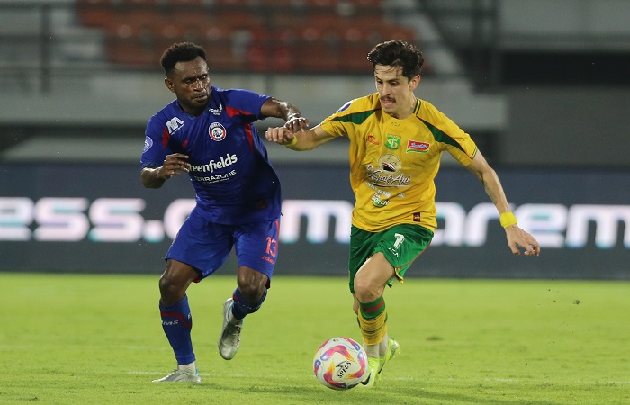 Laga bertajuk Derby Jawa Timur antara Arema FC dan Persebaya Surabaya dalam lanjutan Liga 1 2024/2025 berakhir imbang 1-1.