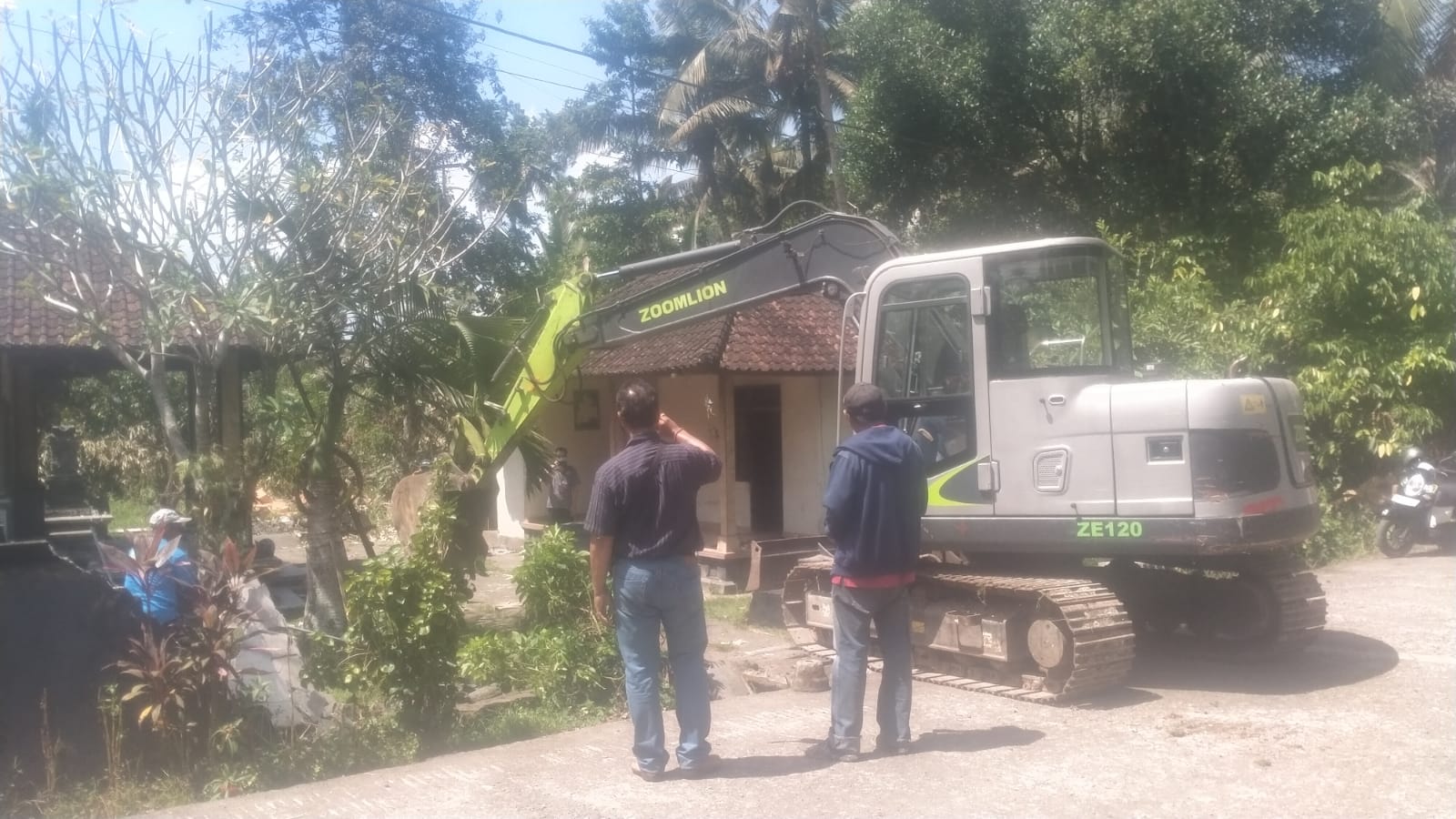 EKSEKUSI: Suasana eksekusi lahan di Banjar Dinas Bungan Kapal, Desa Tunjuk, Tabanan.