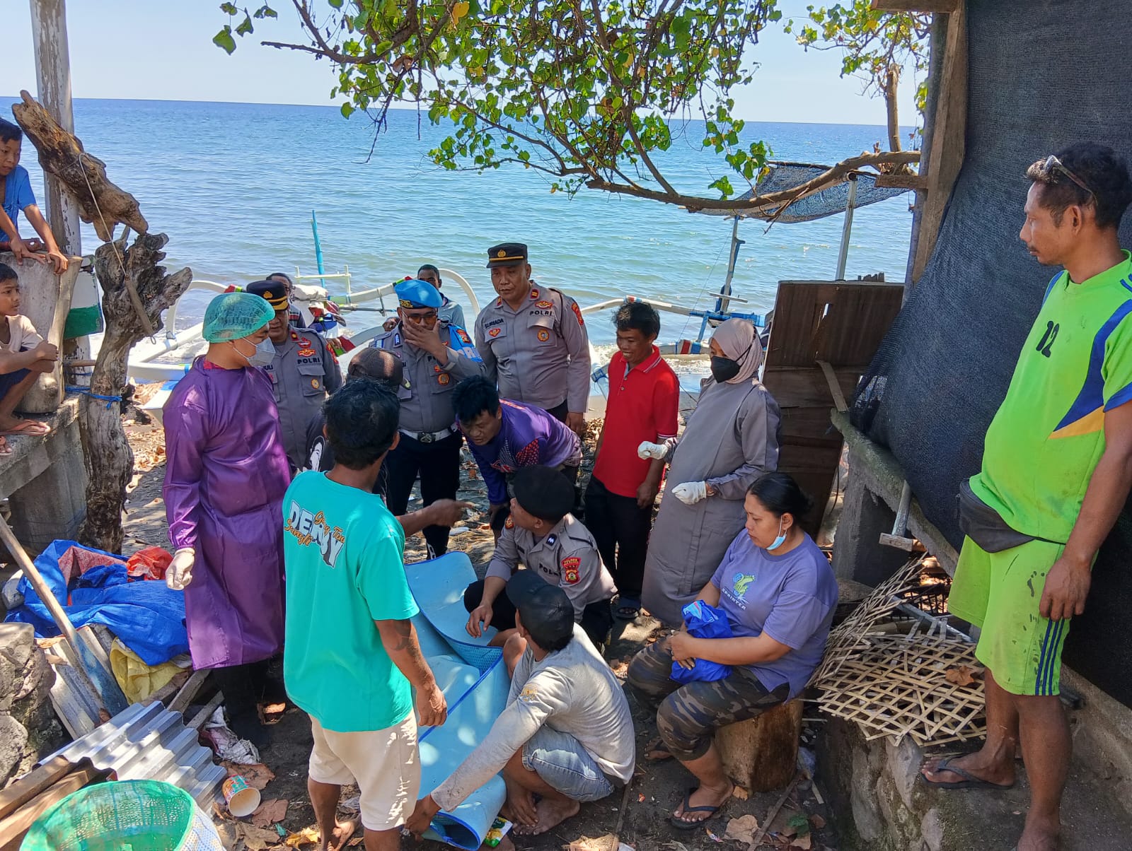 EVAKUASI: Aparat kepolisian dari Polsek Kota Singaraja mengevakuasi jenazah guru SD yang ditemukan tenggelam.