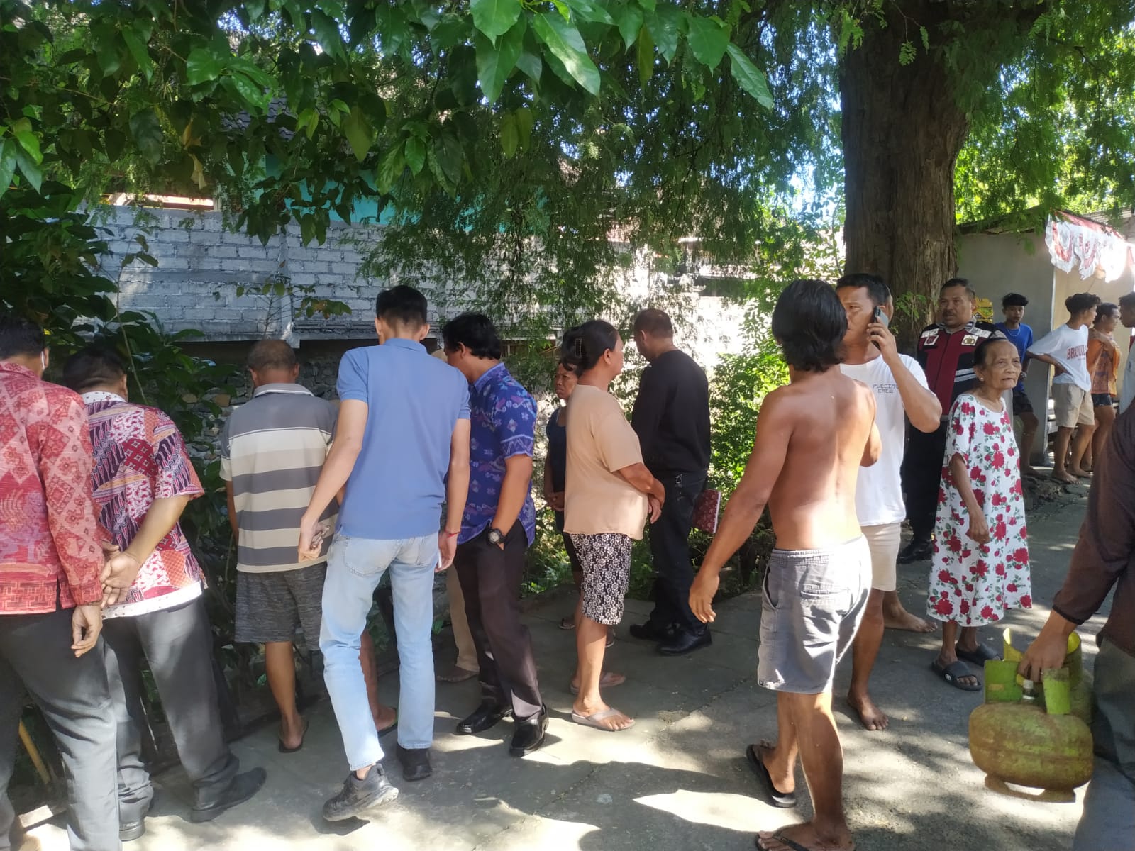 HEBOH: Warga di Banjar Dinas Ambengan, Desa Banjar, mendatangi tempat kejadian penemuan jenazah.