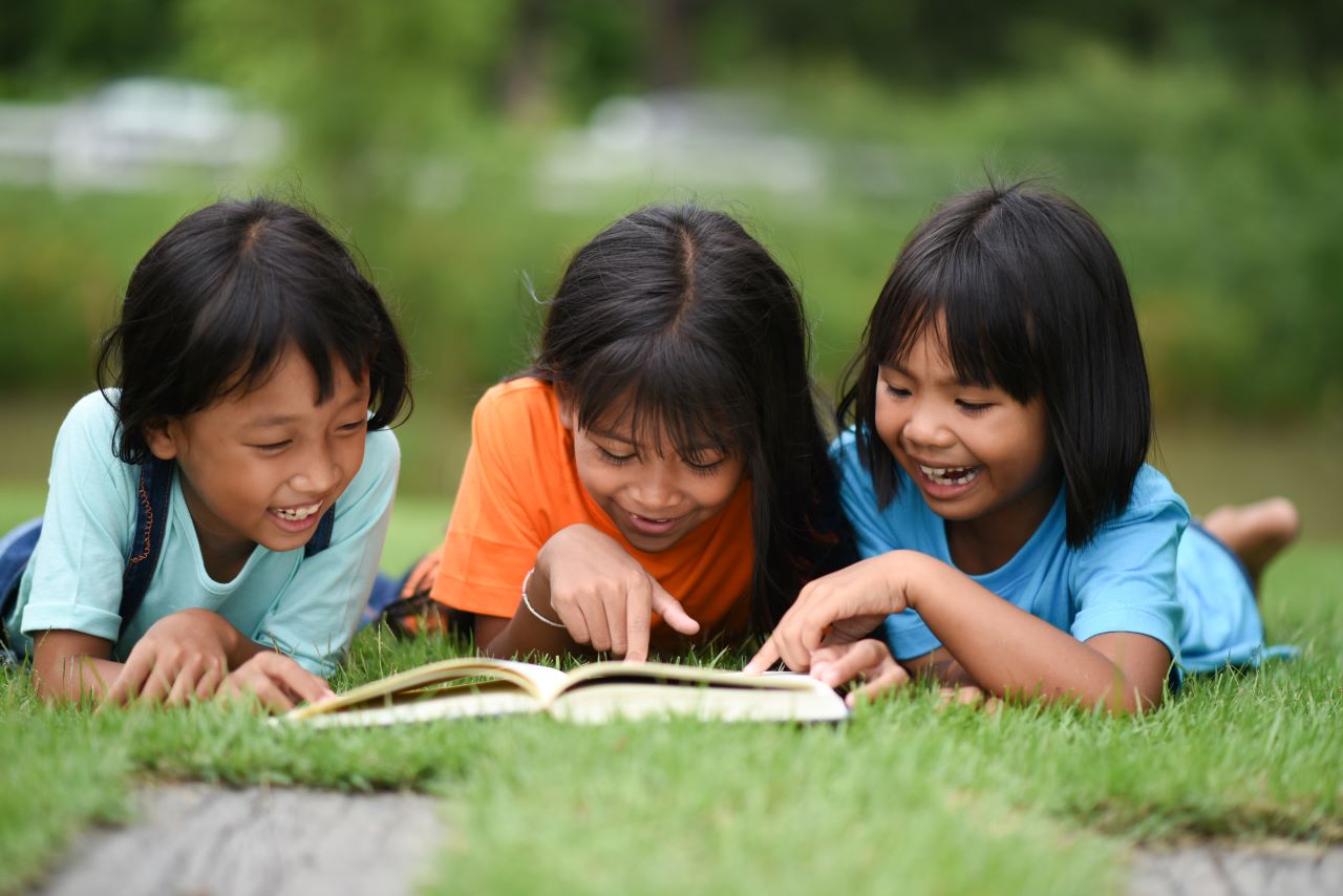 Ilustrasi anak-anak membaca buku