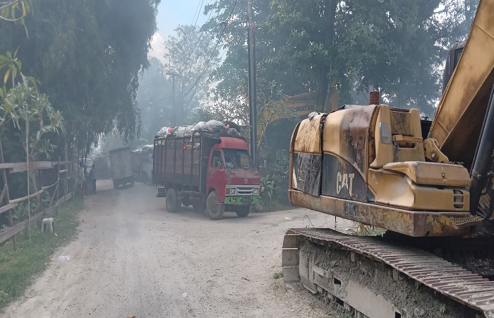 Kondisi TPA Mandung Desa Sembung Gede yang terbakar dan polusi asap.