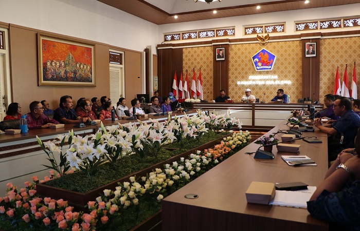 Rapat lintas sektor membahas solusi dan aksi mengatasi pelajar SMP di Buleleng yang mengalami kesulitan membaca.
