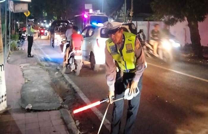 Kecelakaan karambol yang melibatkan empat kendaraan terjadi di Jalan Raya Singaraja-Amlapura, akibat salah satu sopir kendaraan mengalami epilepsi.