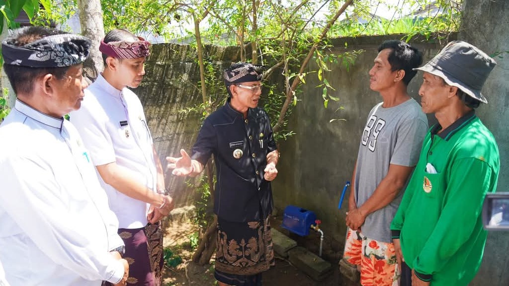 TERCEMAR: Bupati Klungkung, I Made Satria (tengah) saat mengecek kondisi air bersih warga di sekitar TOSS Centre Kusamba.