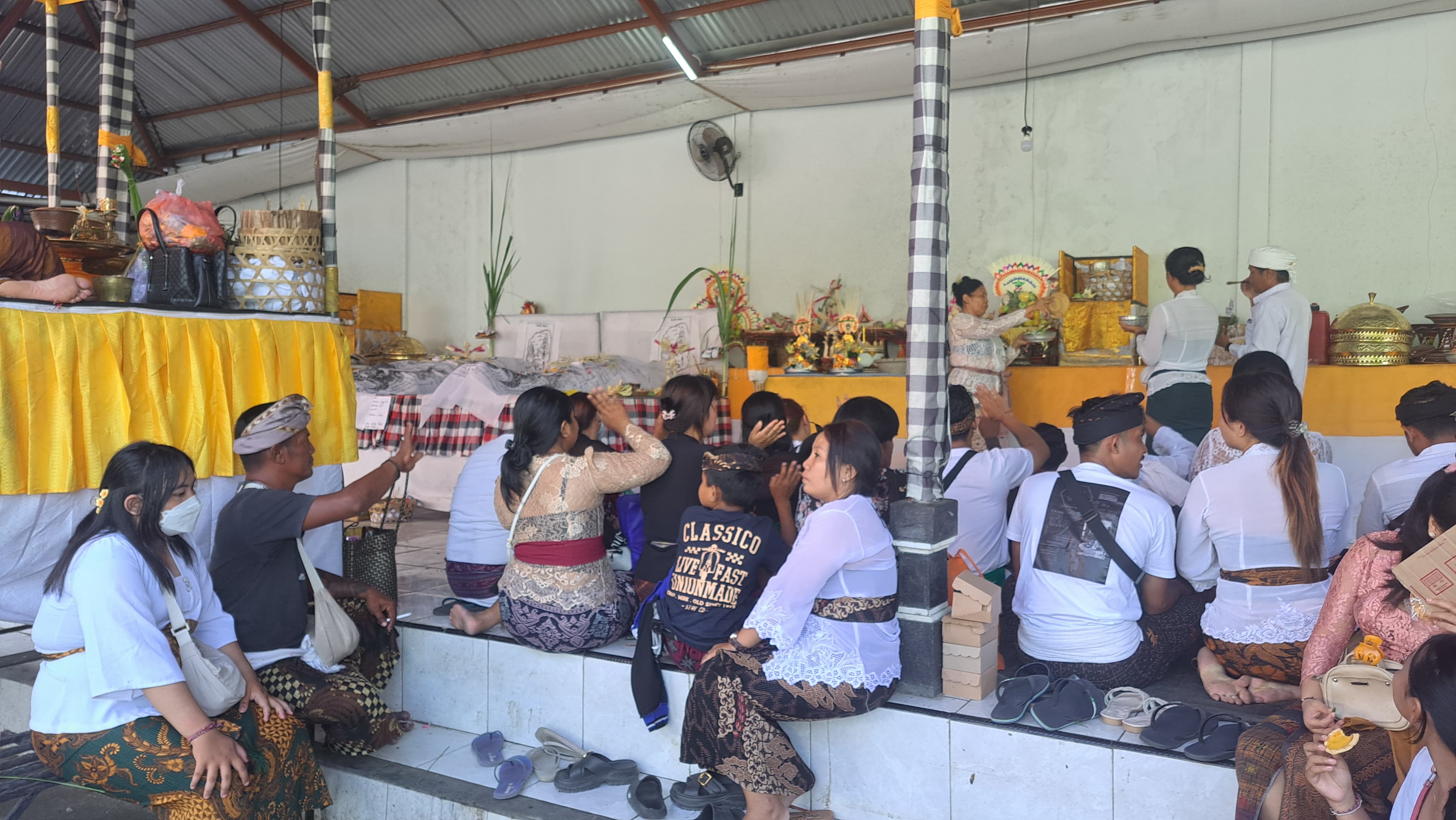 NGABEN: Proses ngaben kakak beradik yang menjadi korban kecelakaan di Jalan Raya Singaraja-Denpasar.