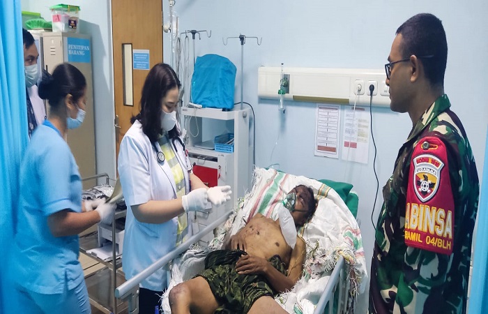 Abdul Saleh saat ditangani oleh tim kesehatan di RSU Kasih Ibu.