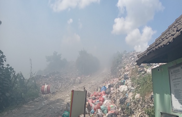 Kondisi TPA Mandung, Desa Sembung Gede, Kerambitan Tabanan yang terbakar menimbulkan polusi asap.