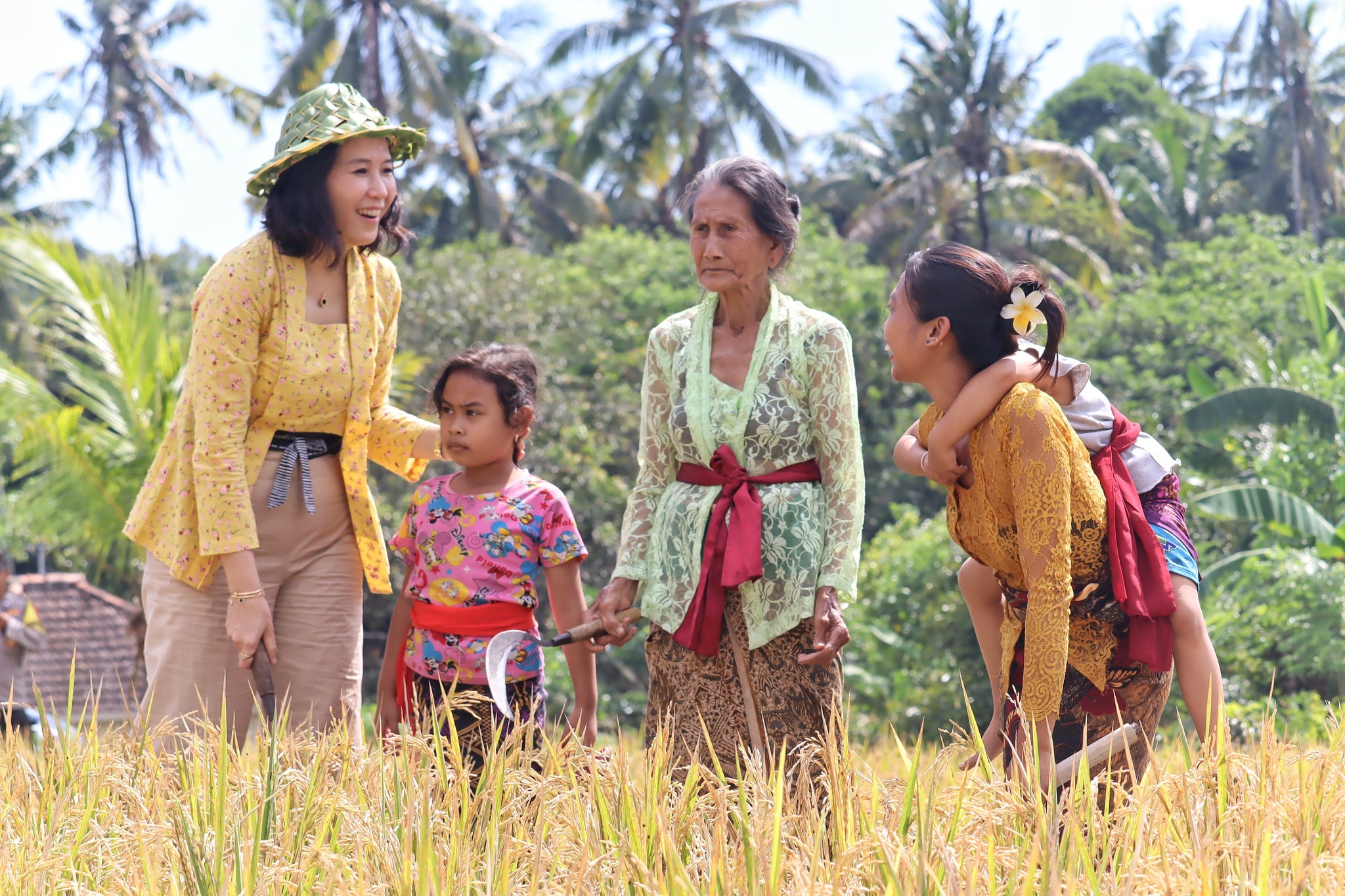 BERTEMU PETANI: Wakil Menteri PPPA, Veronica Tan (paling kiri) saat bertemu dengan para ibu dan lansia yang menjadi buruh tani di Desa Nagasepaha, Kabupaten Buleleng, Bali.