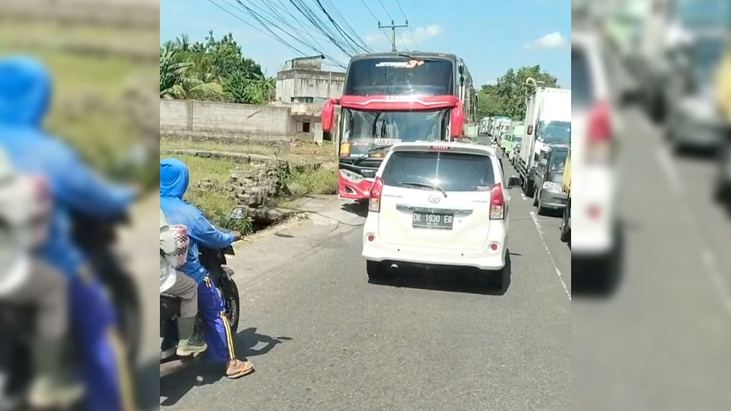 MUNDUR: Sebuah bus jurusan Denpasar-Jakarta terpaksa mundur gara-gara ngeblong di Jalan Raya Denpasar-Gilimanuk.