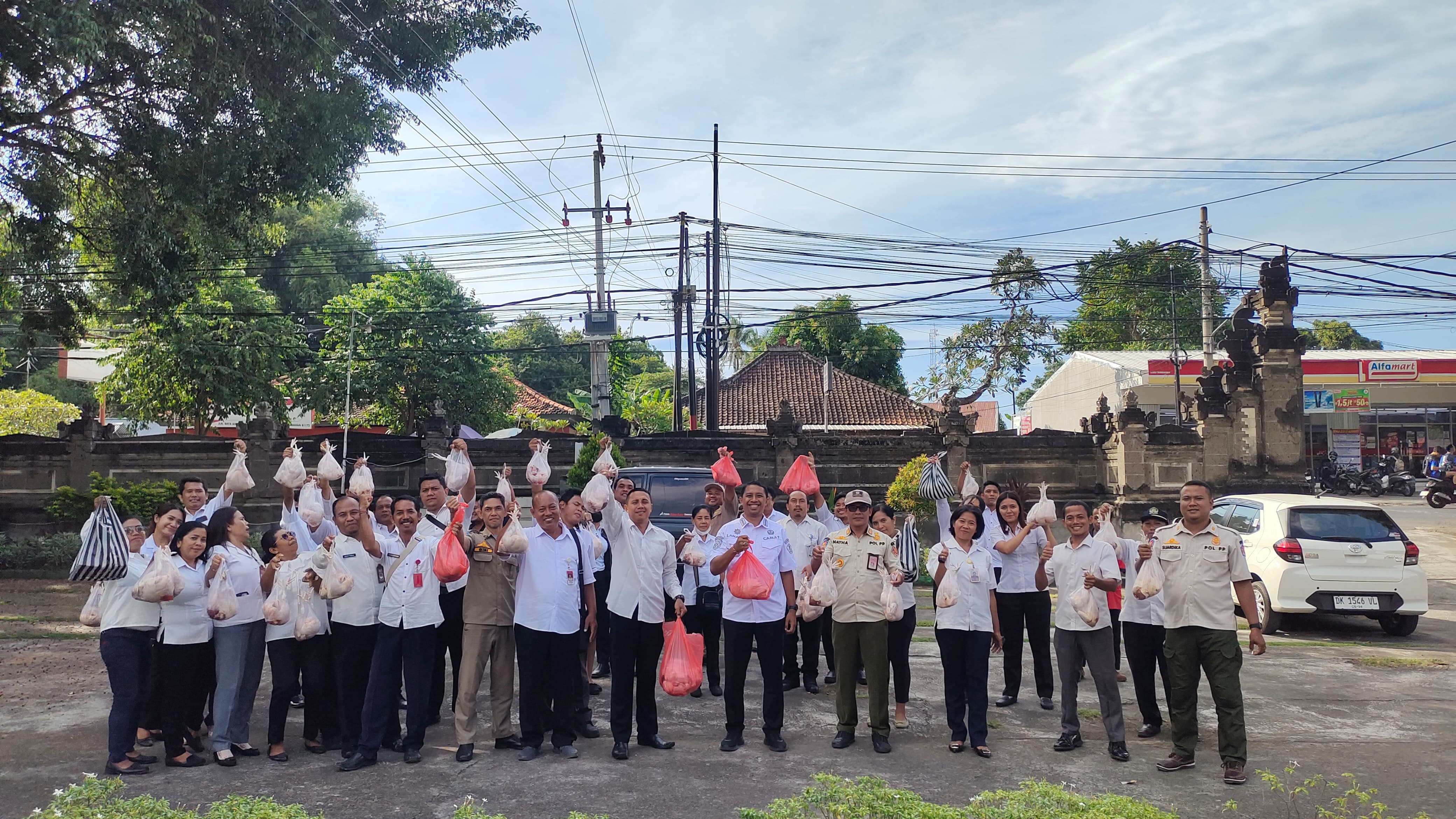 BERKAH SAMPAH: Para pegawai di Kantor Camat Kubutambahan mendapat ayam potong hasil dari menabung sampah.