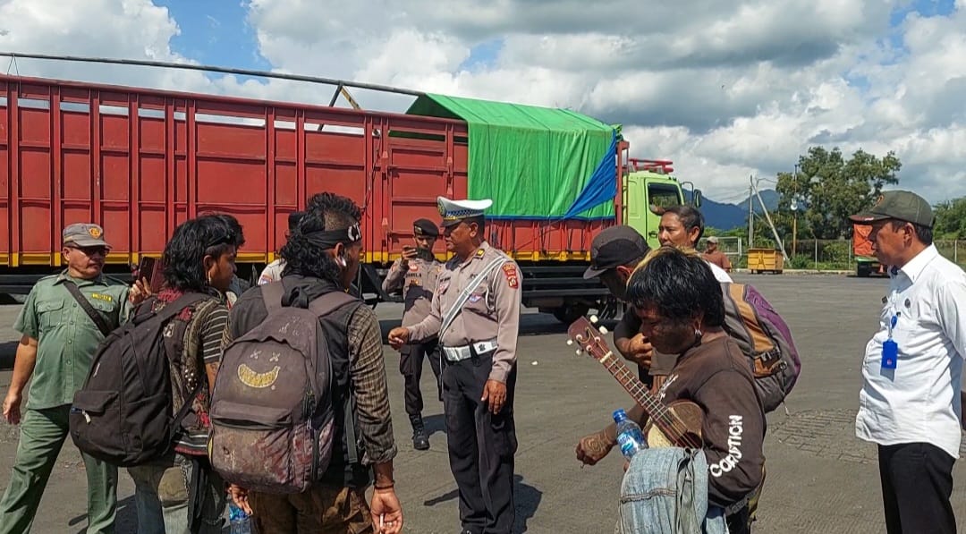 DIPULANGKAN: Tim gabungan mengamankan lima orang anak punk yang nekat datang ke Bali tanpa KTP.