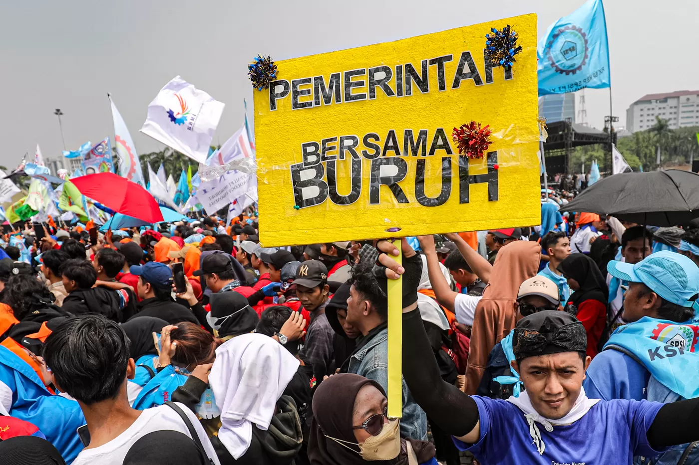 Sejumlah buruh membawa poster saat menghadiri perayaan Hari Buruh Internasional 2025 di Kawasan Monas, Jakarta, Kamis (1/5/2025).