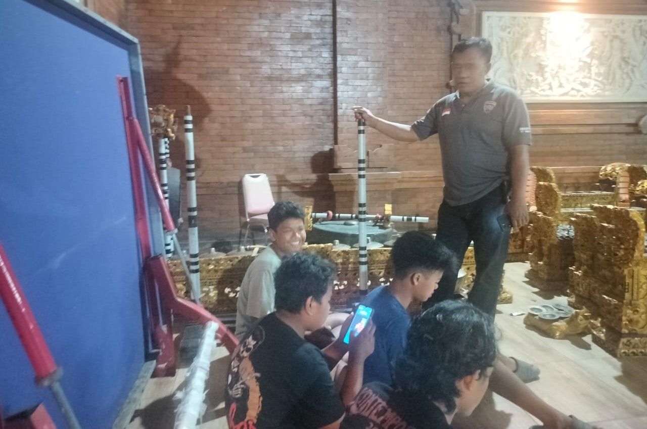 RAIB: Kondisi di Wantilan Rangdu Kriya Mandala, Desa Kutuh, Bali. Belasan perangkat gamelan hilang digondol maling.
