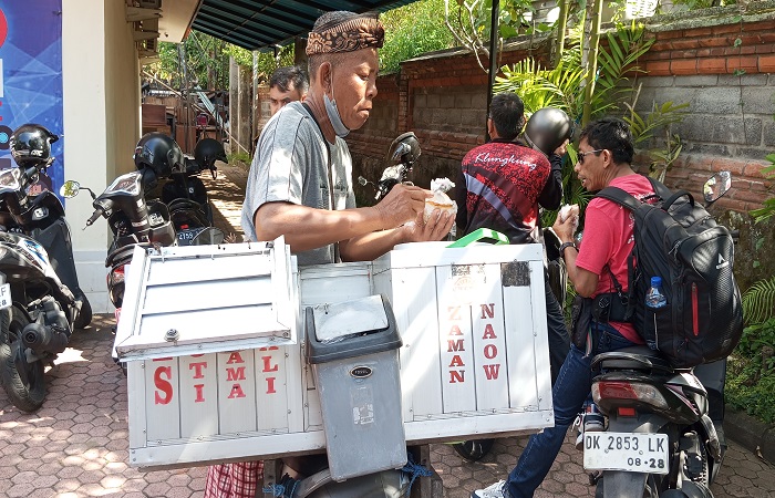 Made Mardika saat meracik es roti buatannya di halaman Radio Gelora Gianyar pada Rabu (30/4) lalu.