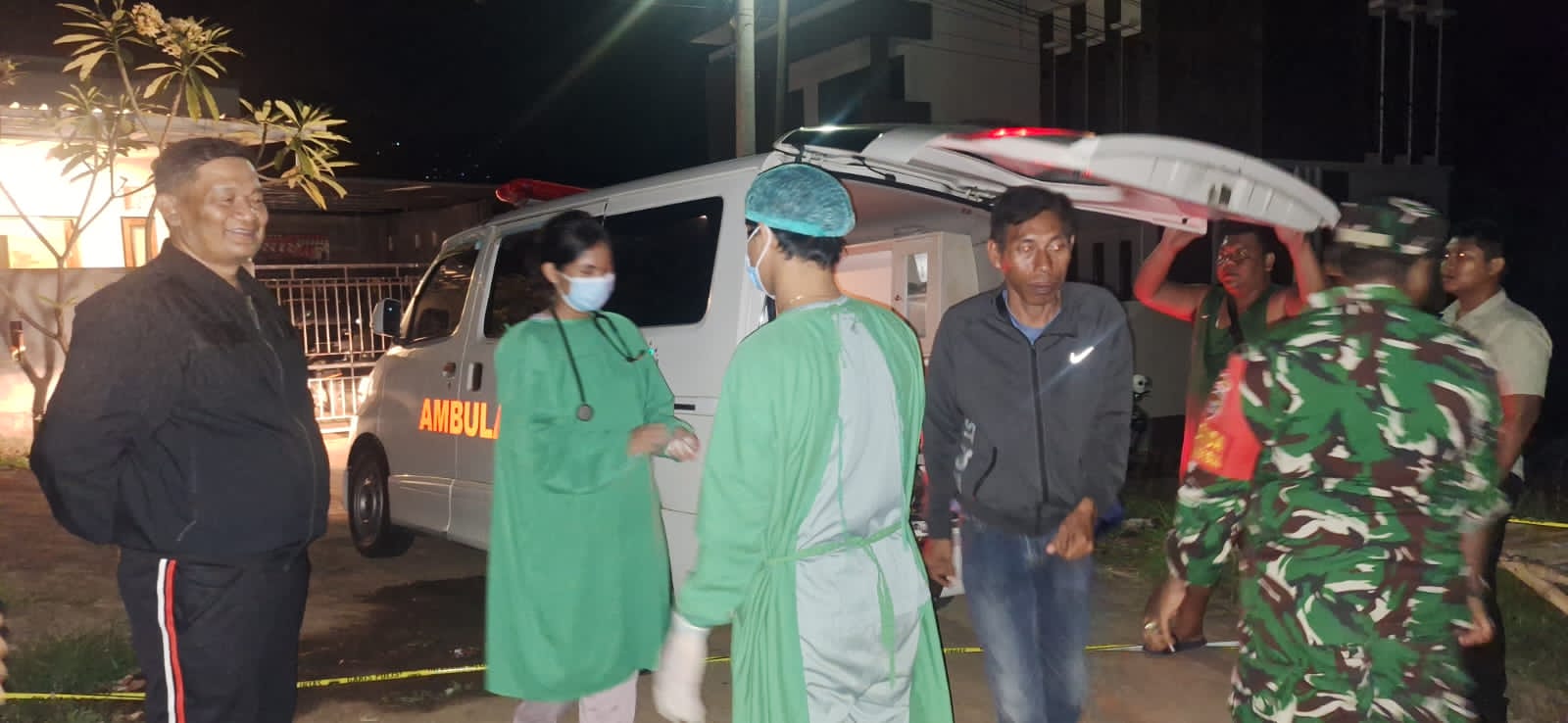 EVAKUASI: Aparat kepolisian dan TNI mengevakuasi jenazah pria tanpa identitas.