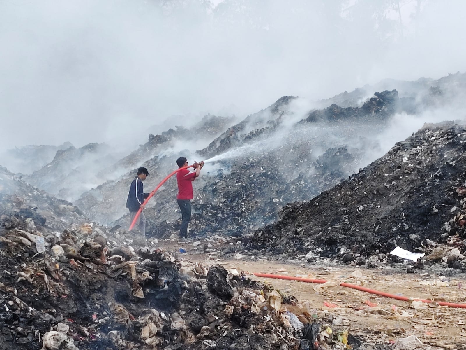 DITUTUP: Kondisi TPA Biaung di Kecamatan Nusa Penida, Bali, saat terbakar beberapa tahun lalu. Kini Kementerian LHK memerintahkan TPA tersebut ditutup permanen.