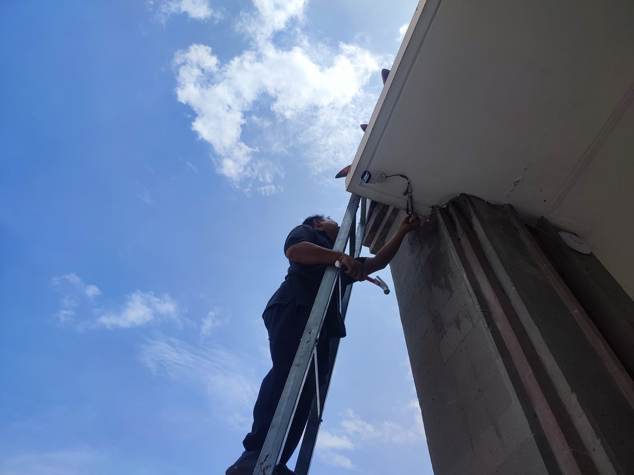 PASANG CCTV: Staf Dinas Kominfo Santi memasang kamera CCTV.