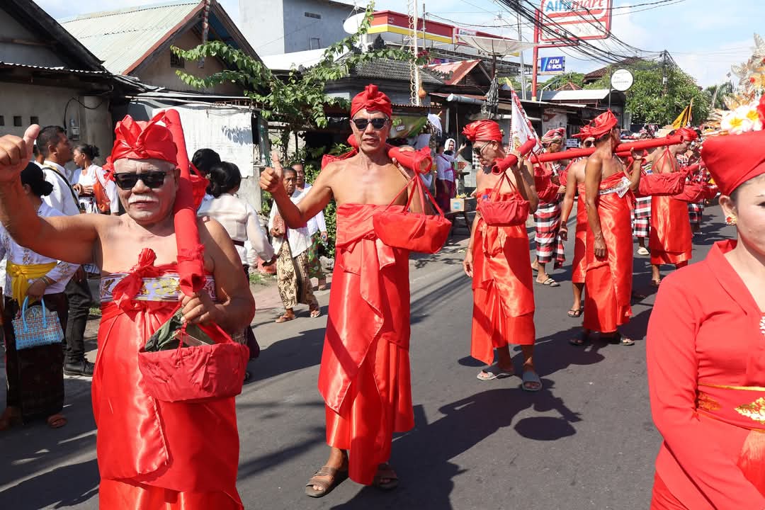 NYENUK: Arak-arakan yang dilakukan penari nyenuk. Mereka berjalan mengelilingi Desa Sangsit.