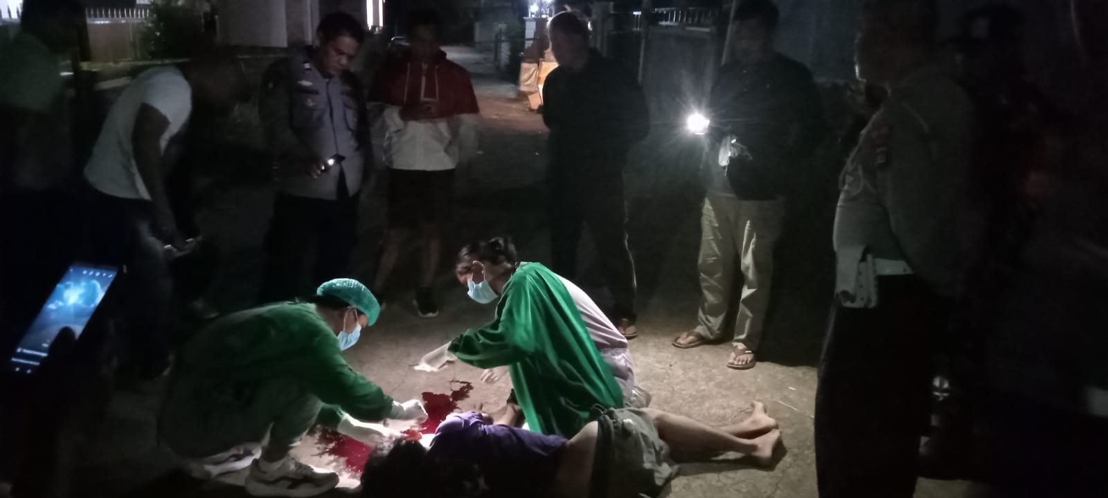 PERIKSA: Aparat kepolisian dan tim medis melakukan pemeriksaan pada jenazah pria yang ditemukan di Perumahan Grand Lovina.