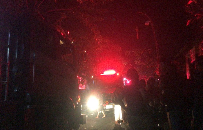 Petugas Pemadam Kebakaran berupaya memadamkan nyala api di bangunan kosan Jalan Plawa Gang XV Desa Sumerta Kauh, Denpasar Timur, Jumat, 2 Mei 2025.