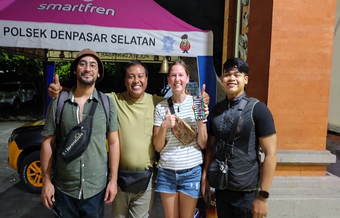 Wanita Slovenia bernama Kamin Natalija, 35, berterima kasih kepada Polisi karena tas dan ponselnya ditemukan,meski uang Rp 600 ribu raib.