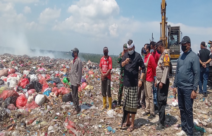Suasana TPA Mandung yang terbakar dicek turun oleh Wakil Bupati Tabanan I Made Dirga.