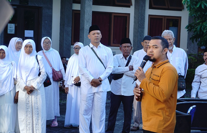 Pemberian materi oleh PHU Kemenag Buleleng berkaitan dengan ibadah haji. Harapannya, CJH Buleleng dapat melaksanakan secara mandiri, juga tahu informasi pentingnya.
