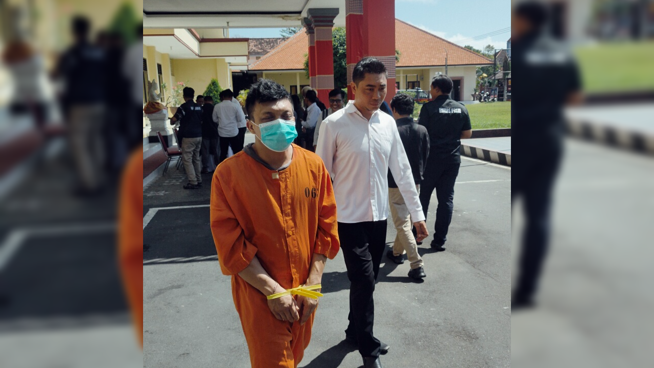 BURON: Tersangka AB (baju oranye) ditangkap terkait kasus peredaran narkoba. Dia sempat berstatus buron selama beberapa bulan.