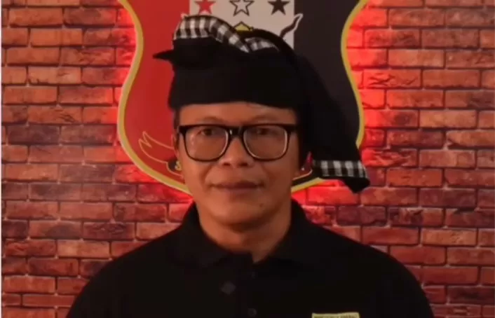 TOLAK ORMAS: Manggala Utama Pasikian Pecalang Bali, Made Mudra menyampaikan pernyataan terkait merebaknya premanisme berkedok ormas. Pecalang tegas menolak keberadaan ormas-ormas tersebut.