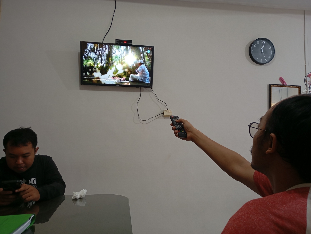JERNIH: Warga di Kota Singaraja saat menyaksikan siaran TV digital. Tampak channel Jawa Pos TV Bali jernih tanpa gangguan.