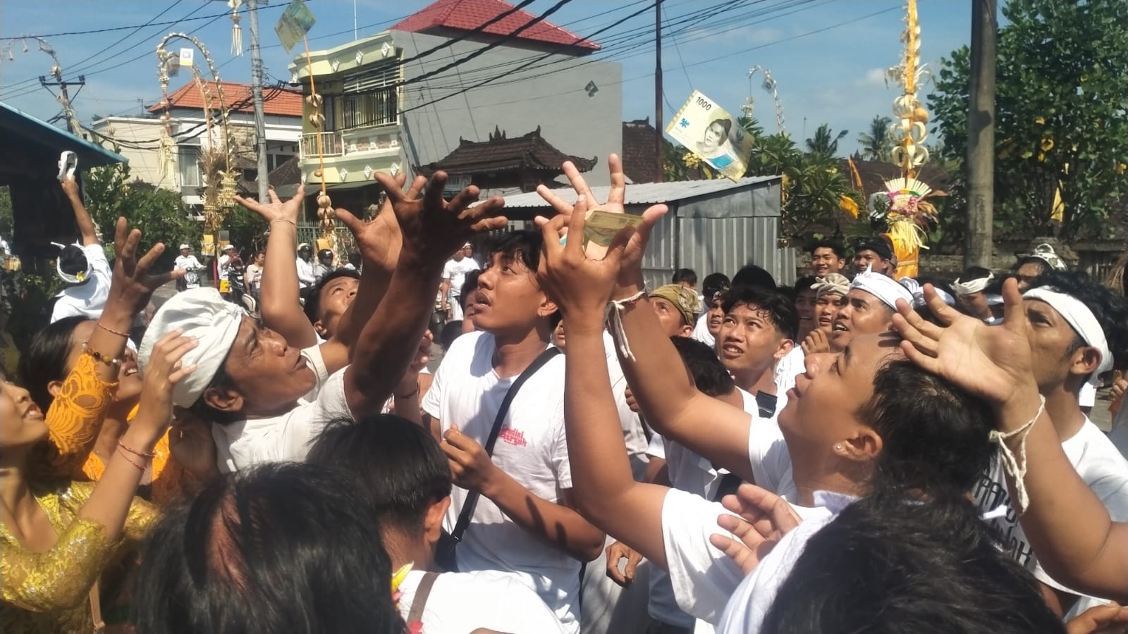 MERIAH: Tradisi mesuryak di Desa Adat Bongan, Kabupaten Tabanan, Bali. Tradisi ini sangat dinanti warga desa.