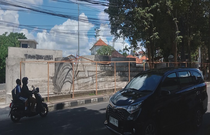 Suasana pembangunan Taman Tugu Singasana yang berlokasi Kantor Desa Delod Peken, Tabanan yang kembali dilanjutkan.