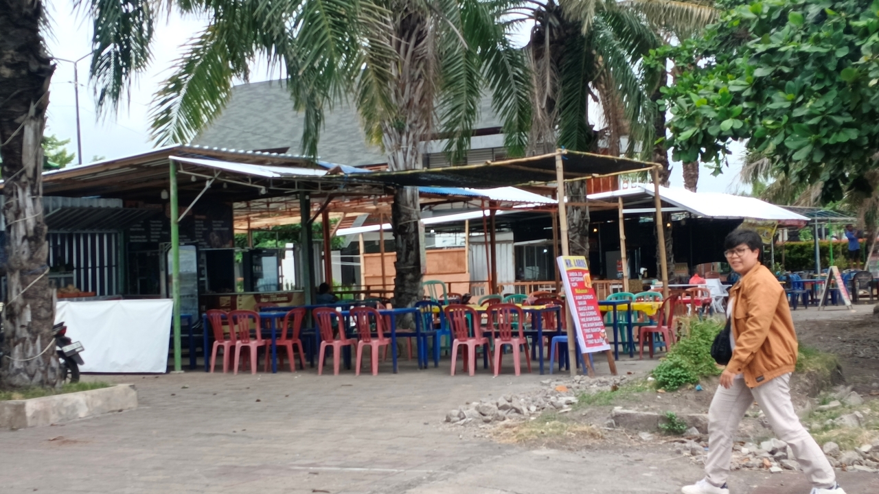 KEMBALI KE AWAL: Kondisi lapak pedagang di Plaza Kuliner Pantai Penimbangan.