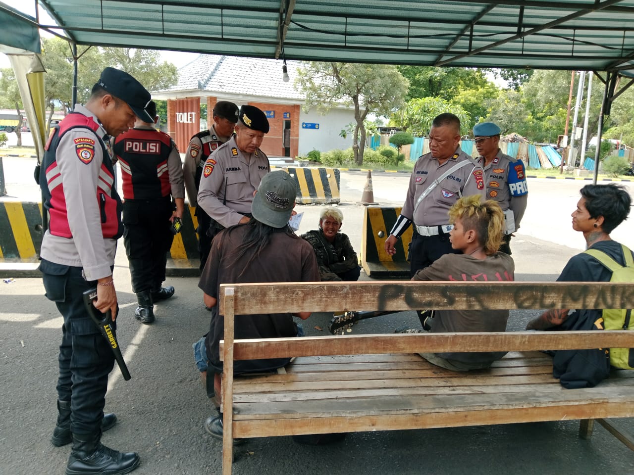 NEKAT KE BALI: Polisi mengamankan empat orang anak jalanan yang datang ke Bali. Mereka nekat datang tanpa KTP.