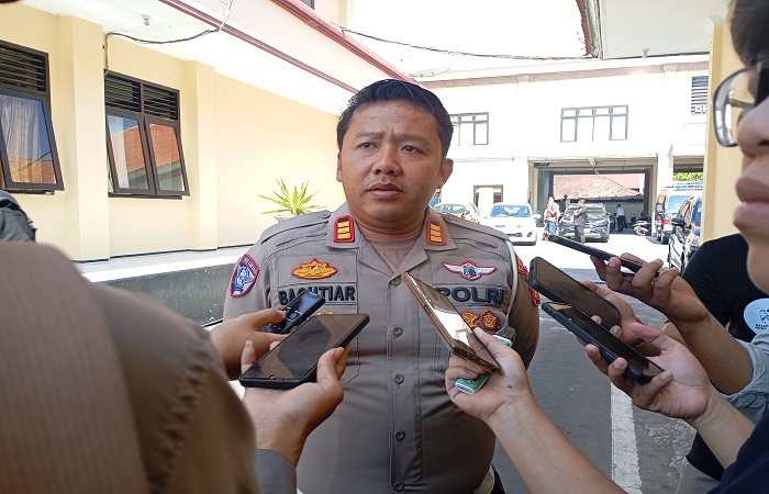 Kasat Lantas Polres Buleleng, AKP Bachtiar Arifin jelaskan peristiwa laka lantas di Jalan Raya Singaraja-Denpasar yang merenggut dua nyawa, berakhir damai.