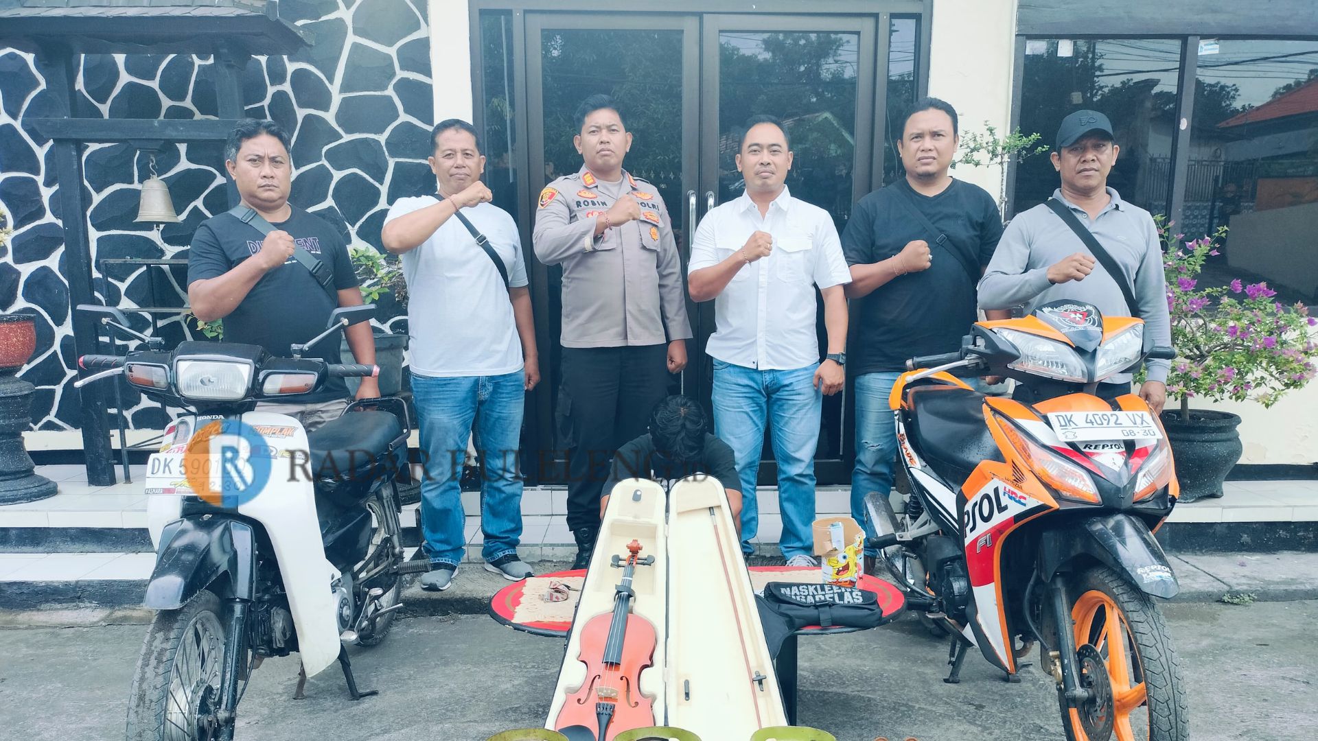 TANGKAP PELAKU PENCURIAN: Aparat kepolisian di Polsek Kubutambahan menunjukkan barang bukti pencurian.