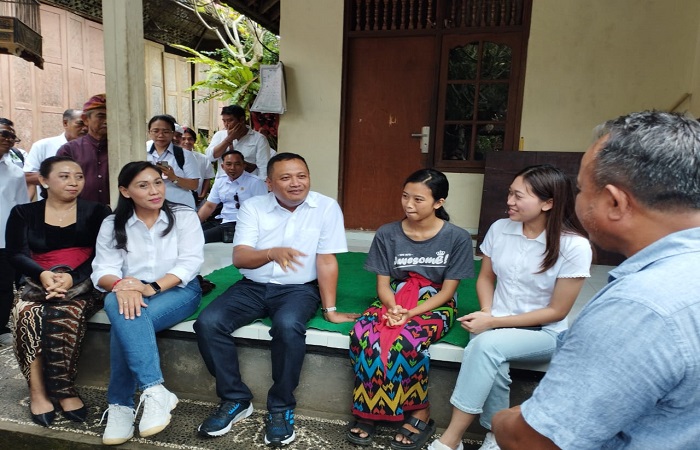 Siswa penerima beasiswa pemerintah dikunjungi oleh Bupati Gianyar Made Mahayastra (tiga dari kiri) kemarin.