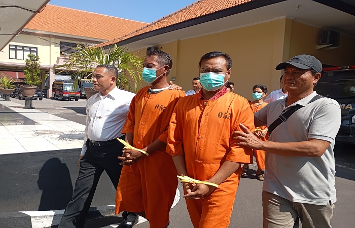 Tersangka GR tampak santai, meski ia ditangkap polisi akibat peredaran narkotika. Ia menyebut pemasoknya dari Desa Sidetapa, Kecamatan Banjar, Kabupaten Buleleng.