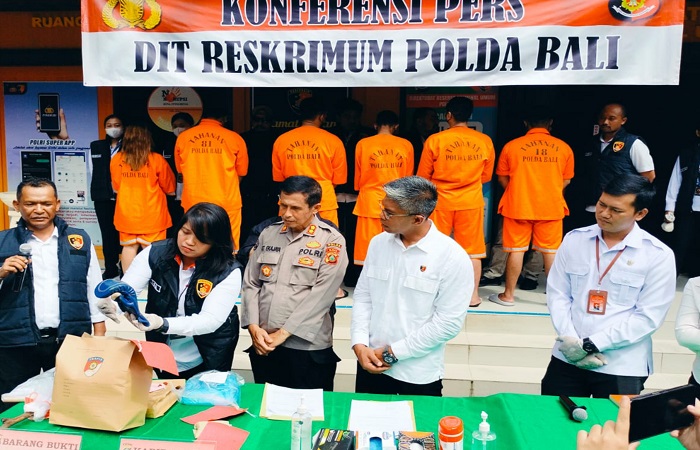 Para pelaku dikenakan pakaian tahanan Polda Bali. Mereka menganiaya dan melakukan kekerasan seksual terhadap 3 bocah di Denpasar. Dua tersangka ternyata pasangan suami istri.