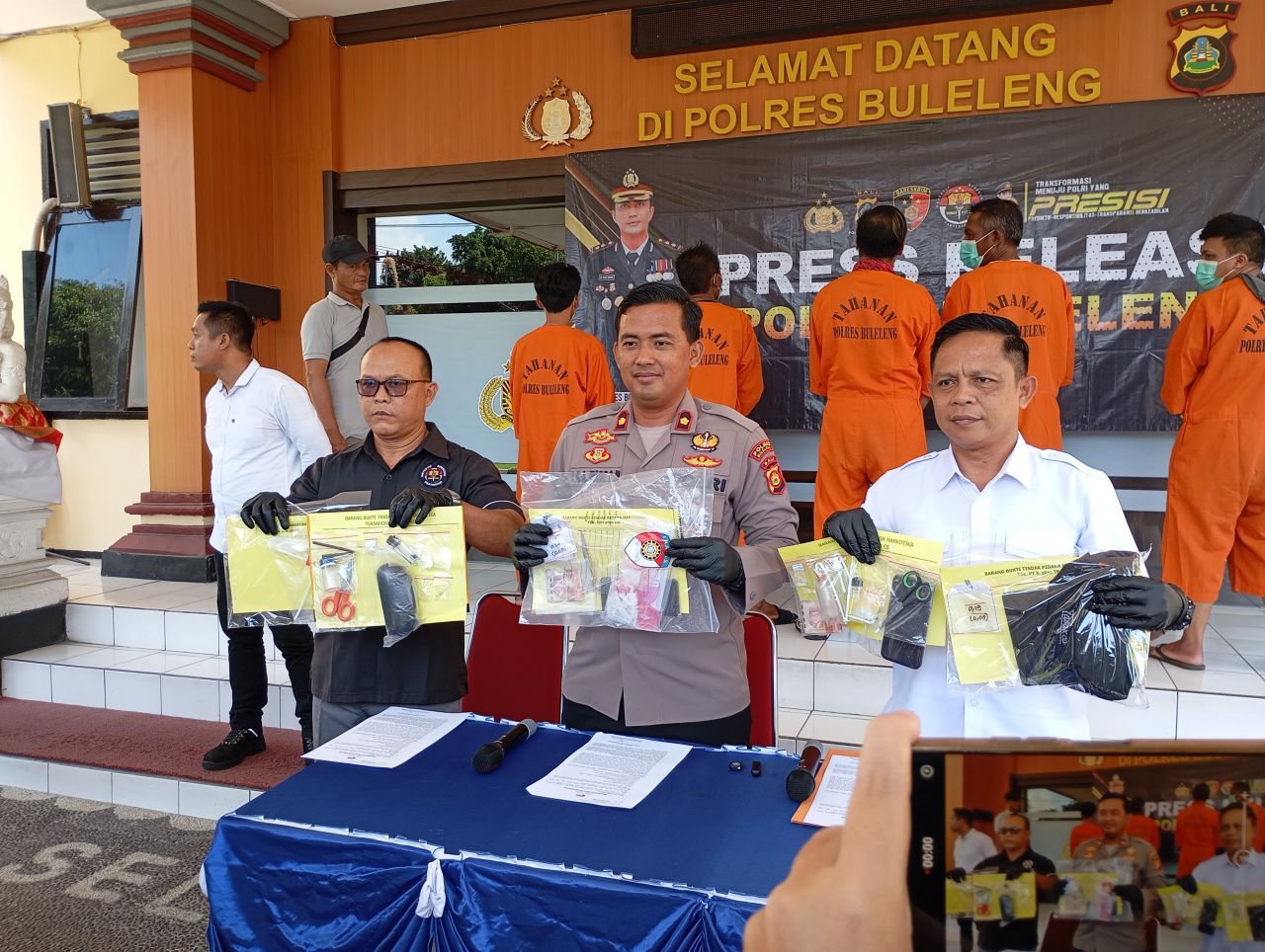 NARKOBA: Wakapolres Buleleng, Kompol I Gusti Agung Ari Mahendra (tengah) saat menunjukkan barang bukti kasus narkoba.