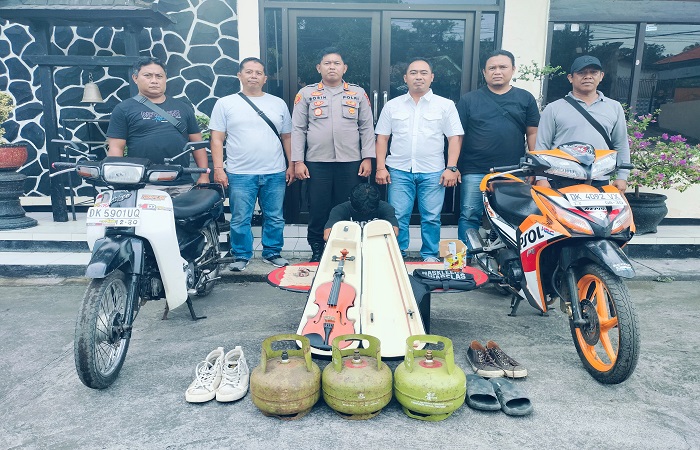 Pelaku W usai ditangkap jajaran Polsek Kubutambahan. Ia diketahui beraksi di enam lokasi di wilayah Kabupaten Buleleng.
