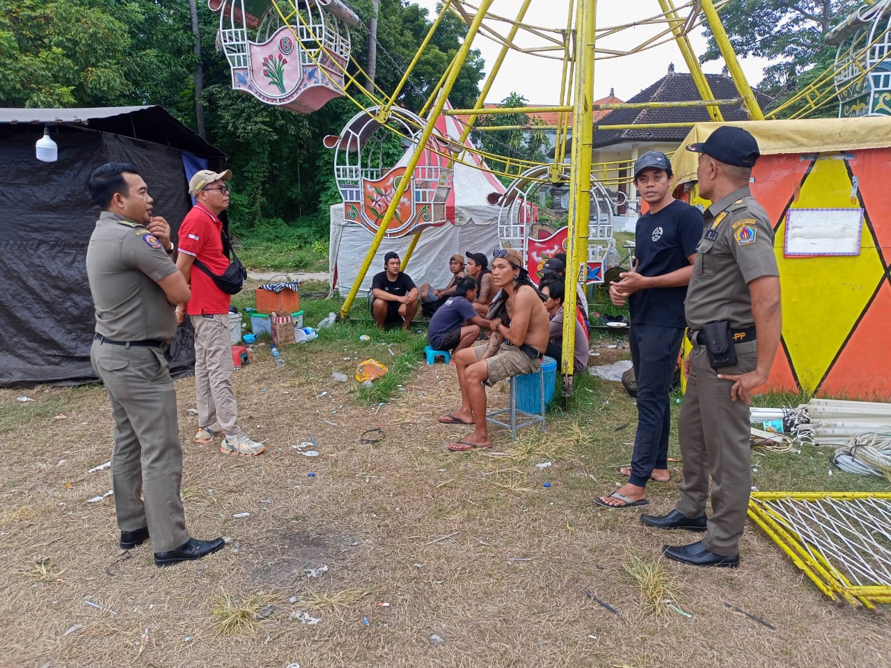 TUTUP PASAR MALAM: Polisi Pamong Praja Klungkung menutup lokasi kegiatan pasar malam di Lapangan Umum Sampalan, Nusa Penida.