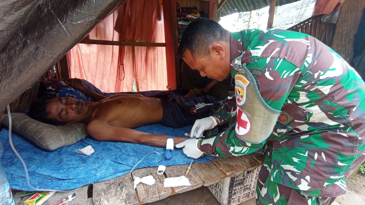 INFUS WARGA: Tim medis TNI memberikan layanan kesehatan kepada warga di Desa Depeha, Kecamatan Kubutambahan.