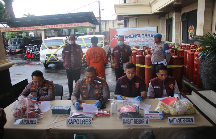 Yonatan Sunbanu alias Jon, 46, kenakan pakaian tahan karena kasus oplos gas subsidi di wilayah Jalan Raya Darmasaba, Badung.