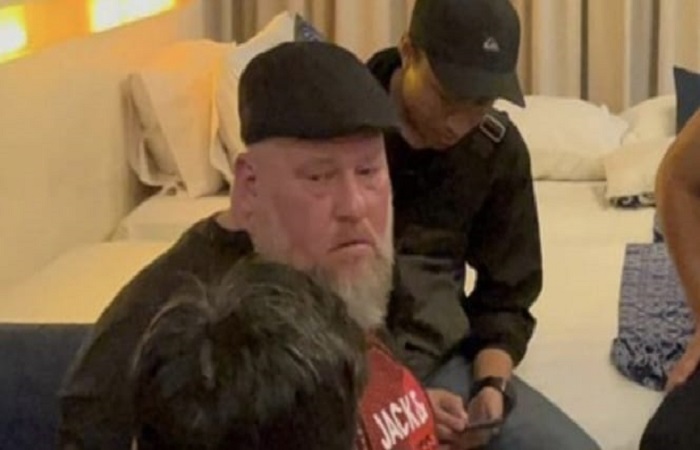 Lelaki Jerman bernama Daniel yang diketahui buronan Interpol diinterogasi tim Gabungan di penginapannya, kawasan Sanur, Densel, Kamis 24 April 2025.