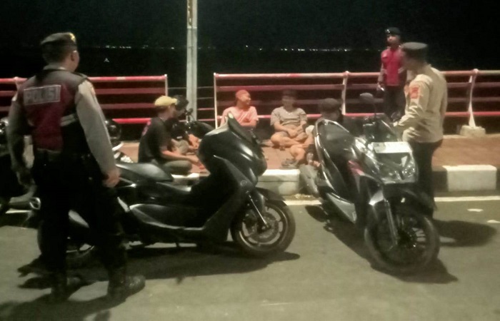 Polres Klungkung menggelar patroli di jembatan merah dan mengamankan pelaku balap liar.