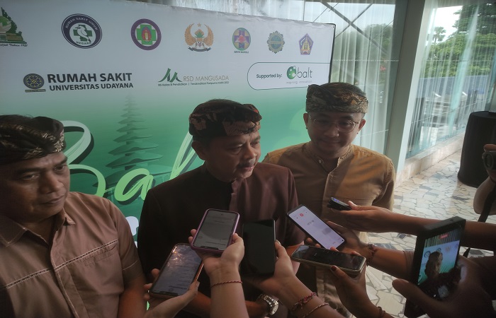 Direktur Utama (Dirut) RSUP Prof. Dr. I.G.N.G. Ngoerah dr. I Wayan Sudana, M.Kes. (tengah) bersama Kepala Dinkes Bali, Dr dr I Nyoman Gede Anom (kiri) di Jimbaran, Kuta Selatan.